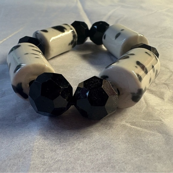 Black and White Beaded Bracelet - Picture 3 of 4